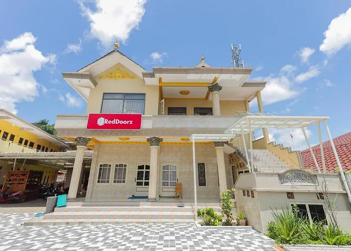 Reddoorz Plus @ Villa Bontes Batu